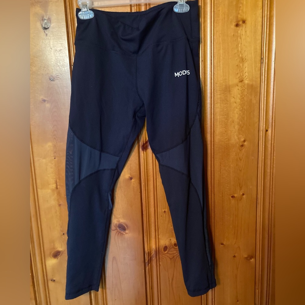 Size says Large but fits Medium Women’s MODUS yoga pants